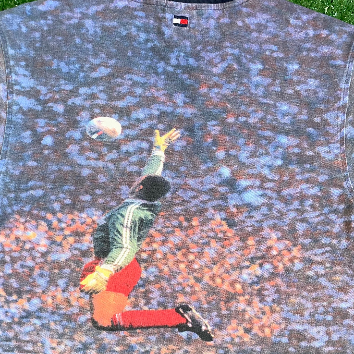 Vintage Tommy Hilfiger all over print soccer t-shirt - M
