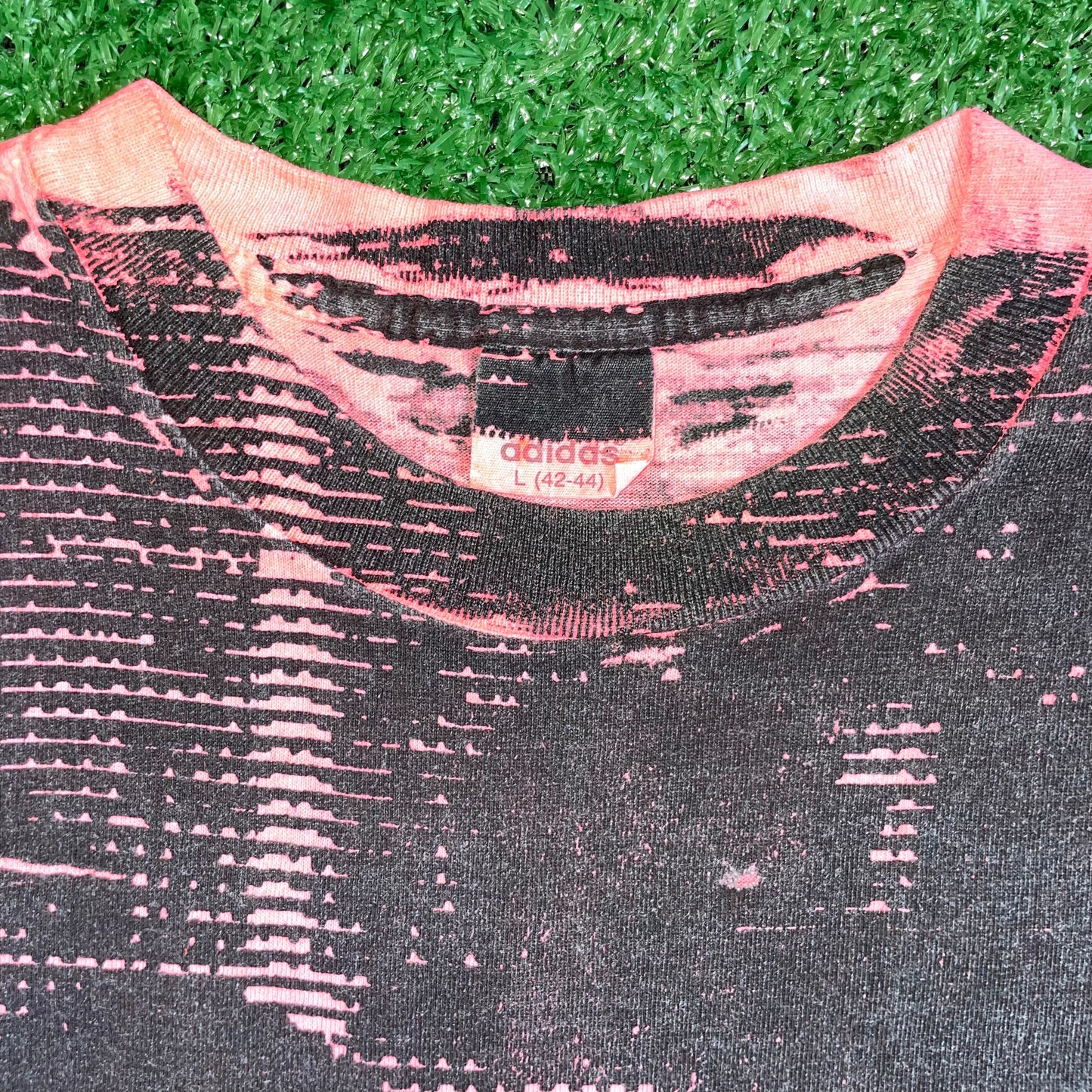 Vintage Adidas all over print t-shirt - L
